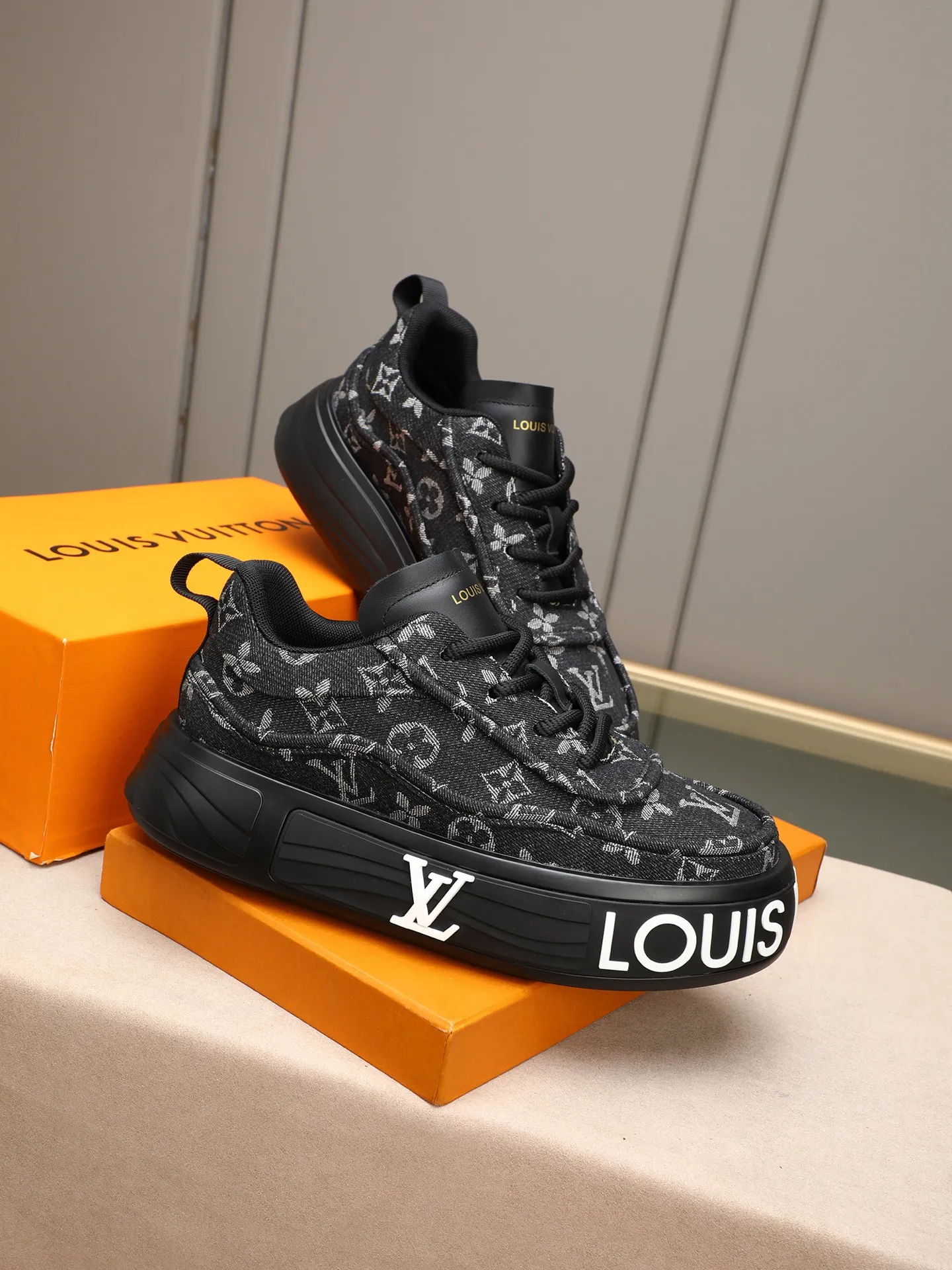 Men's shoes 💰560 LV are novel and fashionable, and the uppers are made of imported cowhide + LV special materials! Super trendy design! It’s eye-catching! The leather is soft, delicate, shiny and translucent, showing the ultimate in pure handcraftsmanship, and the mesh is soft, comfortable and breathable! Size: 39-44 (38 45 customized)